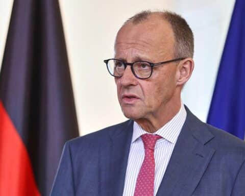 Friedrich Merz und Frank Werneke diskutieren hitzig über Arbeitsrechte und bevorstehende Proteste.