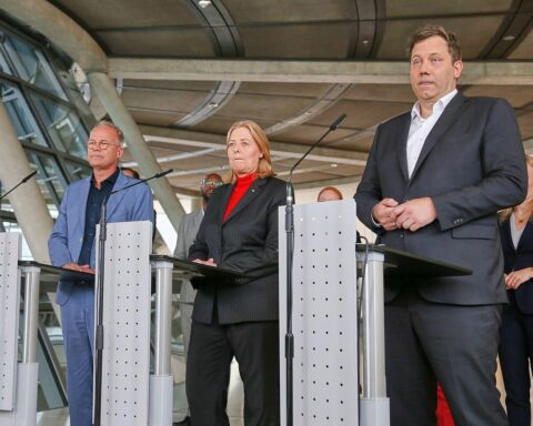 DGB-Kongress: Gewerkschaften warnen vor Sozialabbau, Gespräche über Rentenreform und Arbeitnehmerrechte starten.
