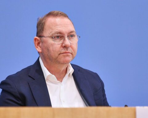 Frank Werneke kritisiert Bundesregierung für ineffektive Entlastungsprämie; Forderung nach besserer Sozialpolitik.