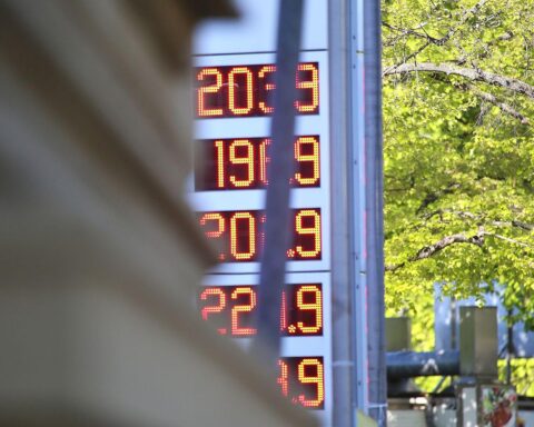Tankstelle mit Preisanzeige, Bundesverkehrsminister diskutiert Tankrabatt und Spritpreise.