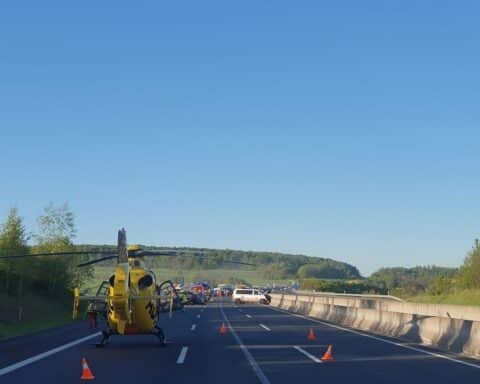 Verkehrsunfall auf Autobahn, mehrere Autos beteiligt, Einsatz von Rettungsdiensten, Verletzte.