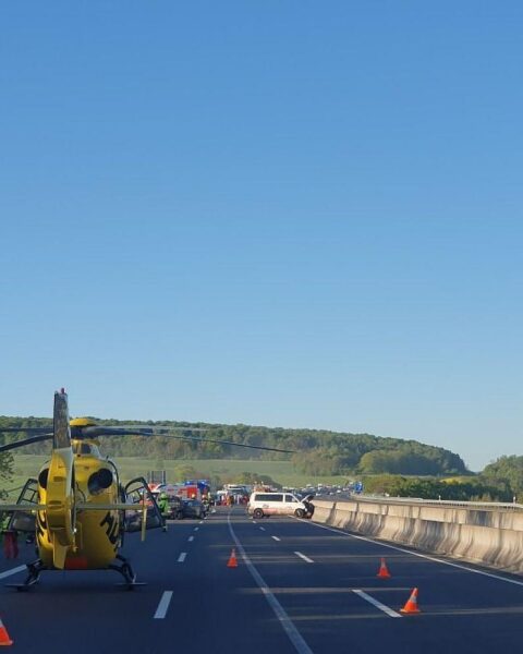 Verkehrsunfall auf Autobahn, mehrere Autos beteiligt, Einsatz von Rettungsdiensten, Verletzte.