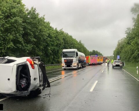 Verkehrsunfall auf der B64 mit mehreren Fahrzeugen und Einsatz von Rettungskräften.