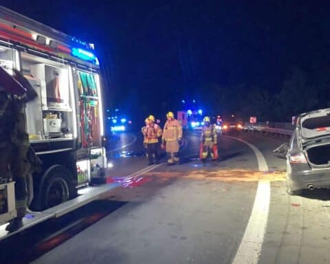 Verkehrsunfall auf B64, Pkw gegen Abtrennung, Feuerwehr rettet Fahrer, drei Verletzte.