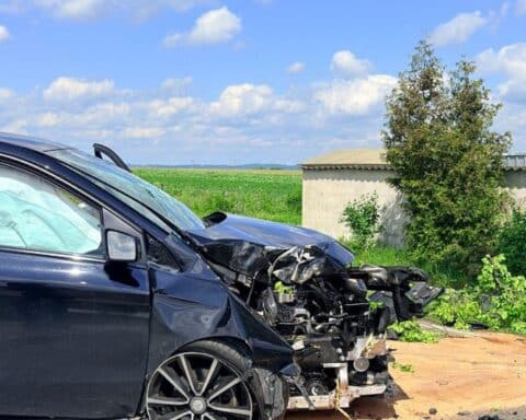Verkehrsunfall auf Lageschen Straße: Einsatzkräfte sichern Unfallstelle, verletzte Person wird versorgt.