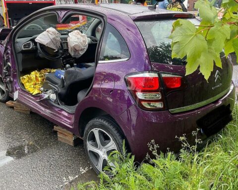 Zwei beschädigte Pkw nach Verkehrsunfall, Feuerwehr und Rettungsdienst arbeiten am Einsatzort.