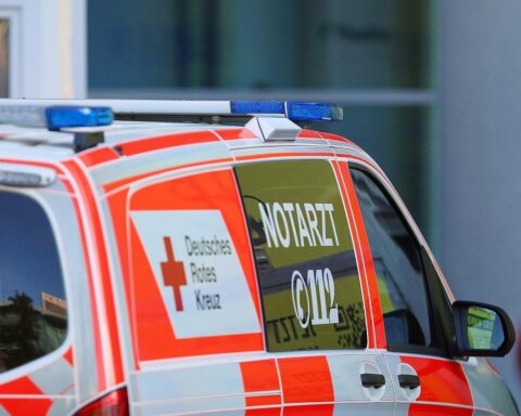 Schwerer Verkehrsunfall: verletzter Fahrradfahrer, beschädigte Autos, Rettungsdienst vor Ort in München.