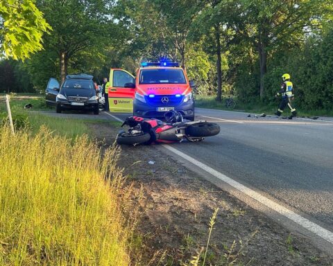 Motorradfahrer verletzt nach Unfall mit Treckeranhänger, Feuerwehr und Rettungsdienst im Einsatz.