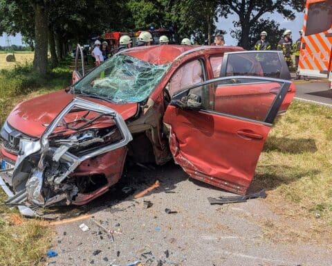 Verkehrsunfall mit zwei Pkw, vier Verletzte, Feuerwehr und Rettungsdienst im Einsatz.