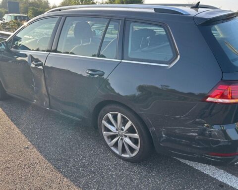 VW Golf Unfall, LKW kollidiert, beschädigtes Fahrzeug an Leitplanke, Polizei ermittelt.