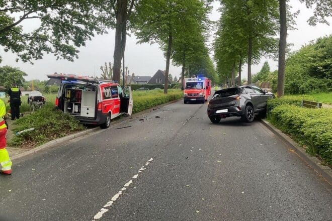 Verkehrsunfall zwischen Notarzteinsatzfahrzeug und PKW in Dortmund