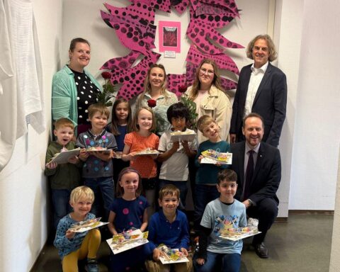 Farbenfrohe Kinderkunstwerke von Schwäbisch Gmünder Kindern zur Feierlichkeit einer Vernissage.