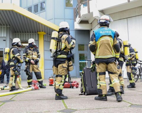 Feuerwehr im Einsatz: Brandbekämpfung nach Laborexplosion an Universität Essen, verletzte Person.