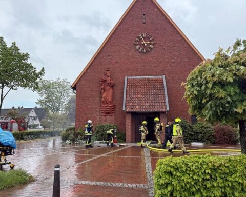 Feuerwehr löscht Brandversuch an Kirche, Polizei ermittelt, Hinweise erbeten.