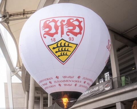 Modellballon des VfB Stuttgart auf Berliner Fanmeile, symbolische Unterstützung für Pokalfinale.