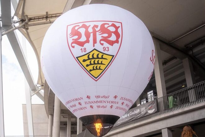 VfB Stuttgart präsentiert Modellballon auf Berliner Fanmeile