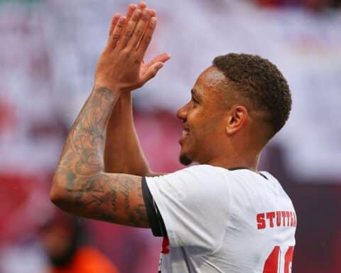Nikolas Nartey jubelt im VfB-Trikot nach Vertragsverlängerung und DFB-Pokal-Sieg.