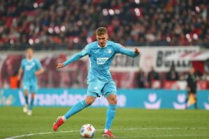 Grischa Prömel im VfB Stuttgart-Trikot, symbolisiert seinen Wechsel und die Rückkehr in Heimatregion.