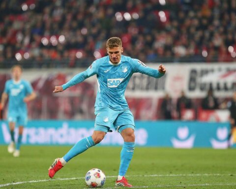 Grischa Prömel im VfB Stuttgart-Trikot, symbolisiert seinen Wechsel und die Rückkehr in Heimatregion.