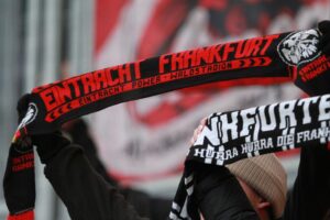 Fans von Eintracht Frankfurt feiern die Spielerinnen in einem emotionalen Abschied nach Saisonende.