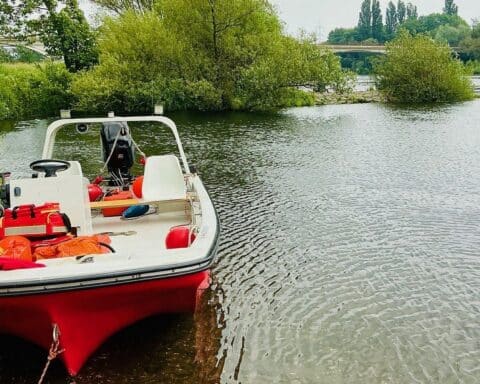 Ärztin rettet vier Personen aus der Ruhr, dramatische Szenen am Wasser, Feuerwehr im Einsatz.