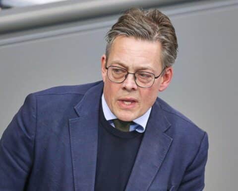 Konstantin von Notz diskutiert Cybersicherheit im Bundestag, kritisiert unklare Gesetzesentwürfe.