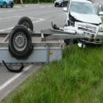 Schwerer Unfall auf B188: Fahrzeuge kollidieren, Polizei regelt den Verkehr.