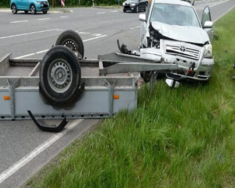 Schwerer Unfall auf B188: Fahrzeuge kollidieren, Polizei regelt den Verkehr.