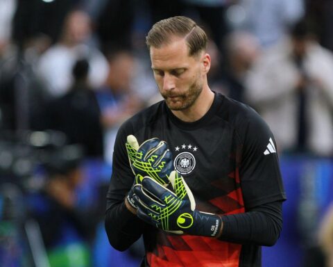 Deutsche Nationalmannschaft feiert 4:0-Sieg gegen Finnland im Freundschaftsspiel, Spieler jubeln.