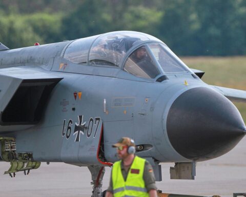 Tornado-Kampfjet im Einsatz, Symbol für Luftverteidigung und Sicherheit der NATO-Staaten.