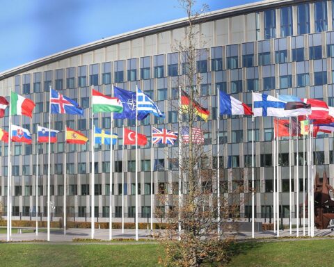 Nato-Hauptquartier mit Flaggen, Symbol für transatlantisches Bündnis und internationale Zusammenarbeit in Krisenzeiten.