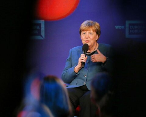 Sahra Wagenknecht und Angela Merkel diskutieren Diplomatie zur Beendigung des Ukraine-Kriegs.