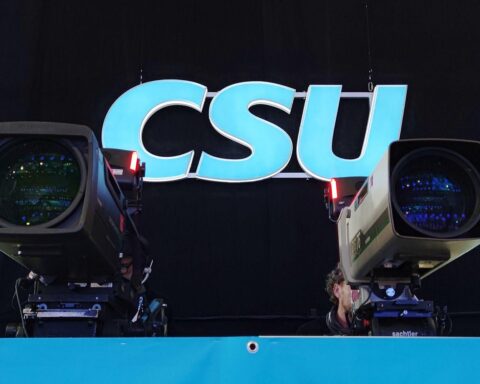 CSU-Logo mit Symbolik für Diskussion und Problemlösung, inspiriert von Theo Waigels Aussagen.