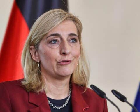 Porträt von Nina Warken, deutsche Gesundheitsministerin, mit einem Fokus auf Ebola-Prävention und -Reaktionen.