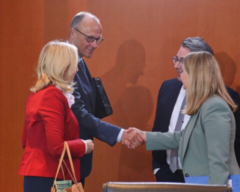 Nina Warken diskutiert Gesundheitsreformen in der schwarz-roten Koalition während einer Kabinettsitzung.