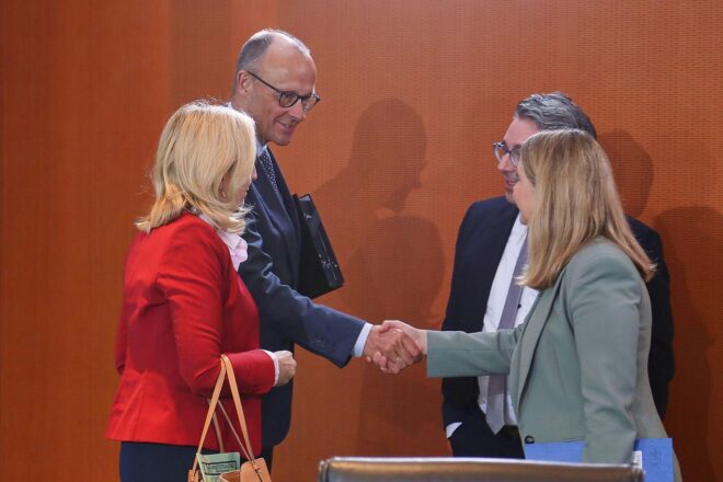 Warken rechnet mit Fortbestand der schwarz-roten Koalition
