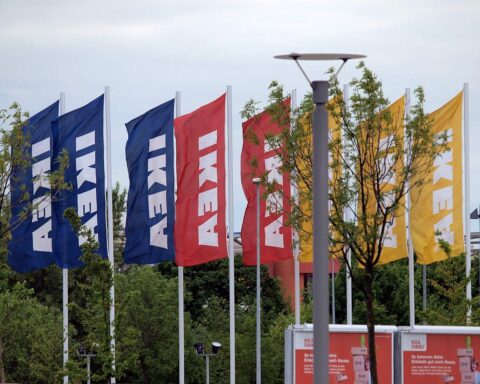 IKEA-Filiale mit Streikplakaten, protestierenden Beschäftigten und Symbolen für gerechte Löhne in Niedersachsen.