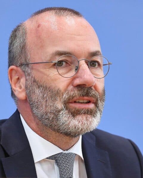 Manfred Weber diskutiert die Verschärfung der Asylregeln und EU-Abschiebezentren.