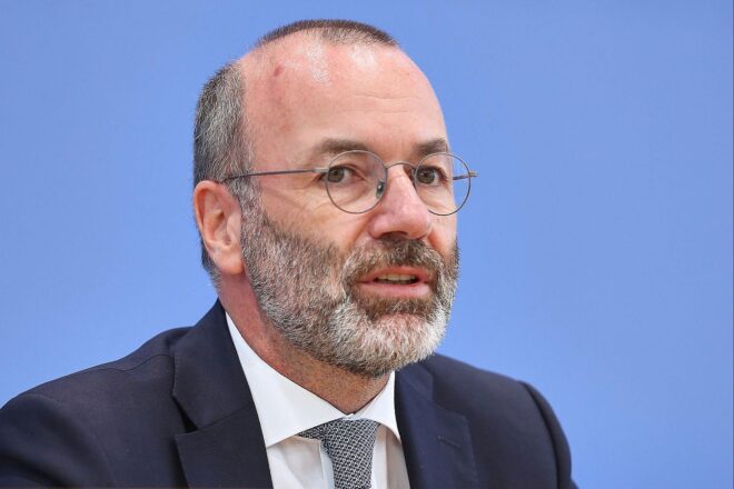 Weber drängt auf schnellen Beschluss zu Abschiebezentren