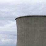 Atomkraftwerk im Hintergrund, Manfred Weber diskutiert über Energiepolitik und Atomkraftnutzung in Deutschland.