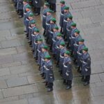 Junge Männer beantworten Bundeswehr-Fragebogen zur Wehrdienstpflicht und möglichen freiwilligen Einsatzmöglichkeiten.
