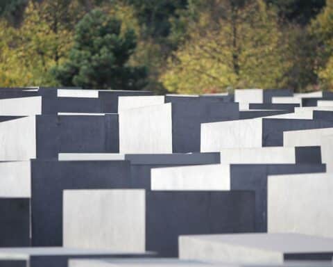 Holocaust-Mahnmal in Berlin, Symbol für Gedenken und Mahnung gegen Antisemitismus und Gewalt.