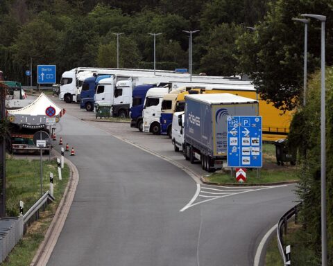 Ein Lkw fährt auf der Autobahn, symbolisiert gesunkene Fahrleistung und wirtschaftliche Aktivität.
