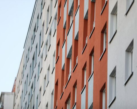 Plattenbauwohnungen in Hamburg, symbolisieren den Rückgang geförderter Wohnräume und Wohnungsnot.