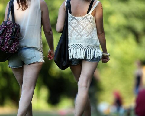 Sonnenschein, warme Temperaturen, Frauen in Hotpants, Hochdrucklage in Baden-Württemberg.