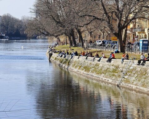 Sonniger Frühlingstag in Berlin mit blauen Himmel und milden Temperaturen, Menschen genießen das Wetter.