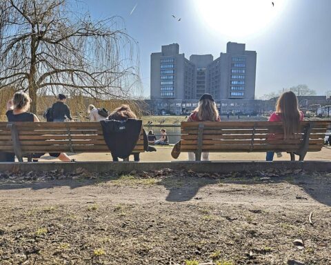 Heiterer Frühling in Berlin, sonnige Atmosphäre, vereinzelt Wolken, angenehme Temperaturen.