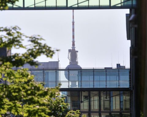 Sonniger Tag in Berlin mit dem Fernsehturm und blauen Himmel als Hauptmotiv.