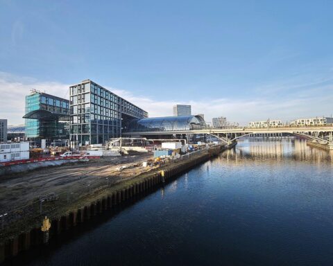 Berliner Hauptbahnhof mit sonnigem Wetter, Wolken und trockenen Bedingungen, Waldbrandgefahr.