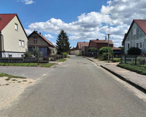 Heiteres Dorf mit warmem Wetter, betont die Idylle in Mecklenburg-Vorpommern und Trockenheit.